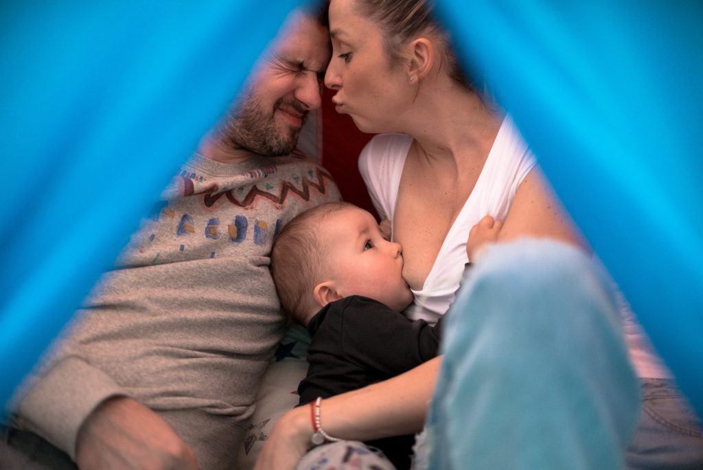MaMagare paketi Dan u životu paket Ivana Aleric 
family triangle baby breastfeeding mother kissing father
