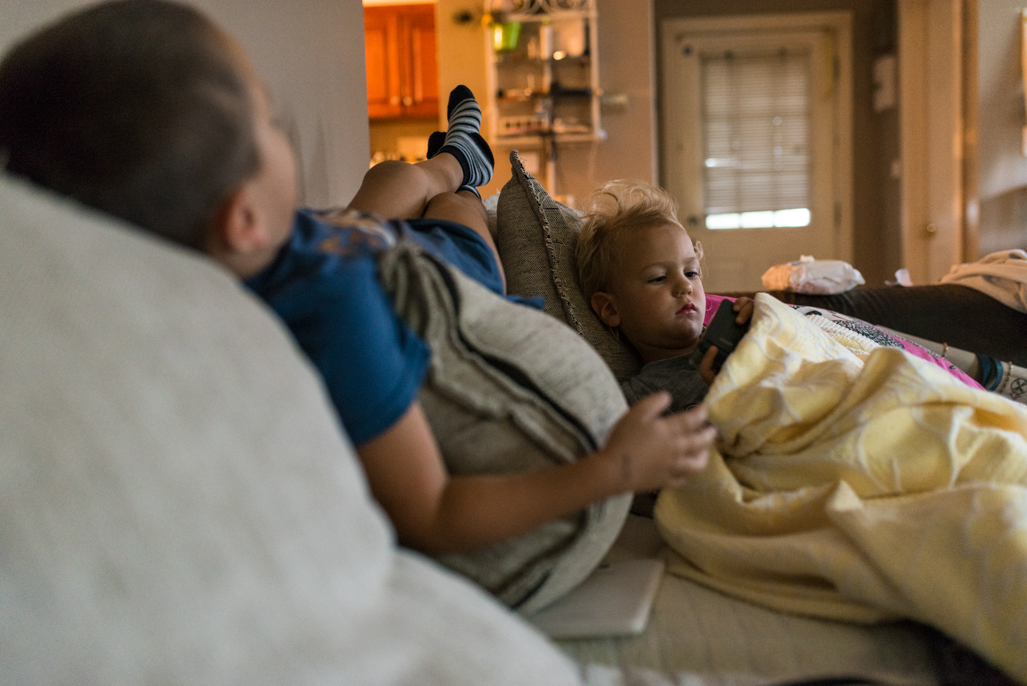 Obiteljska-dokufotografija-morning-two boys on a couch