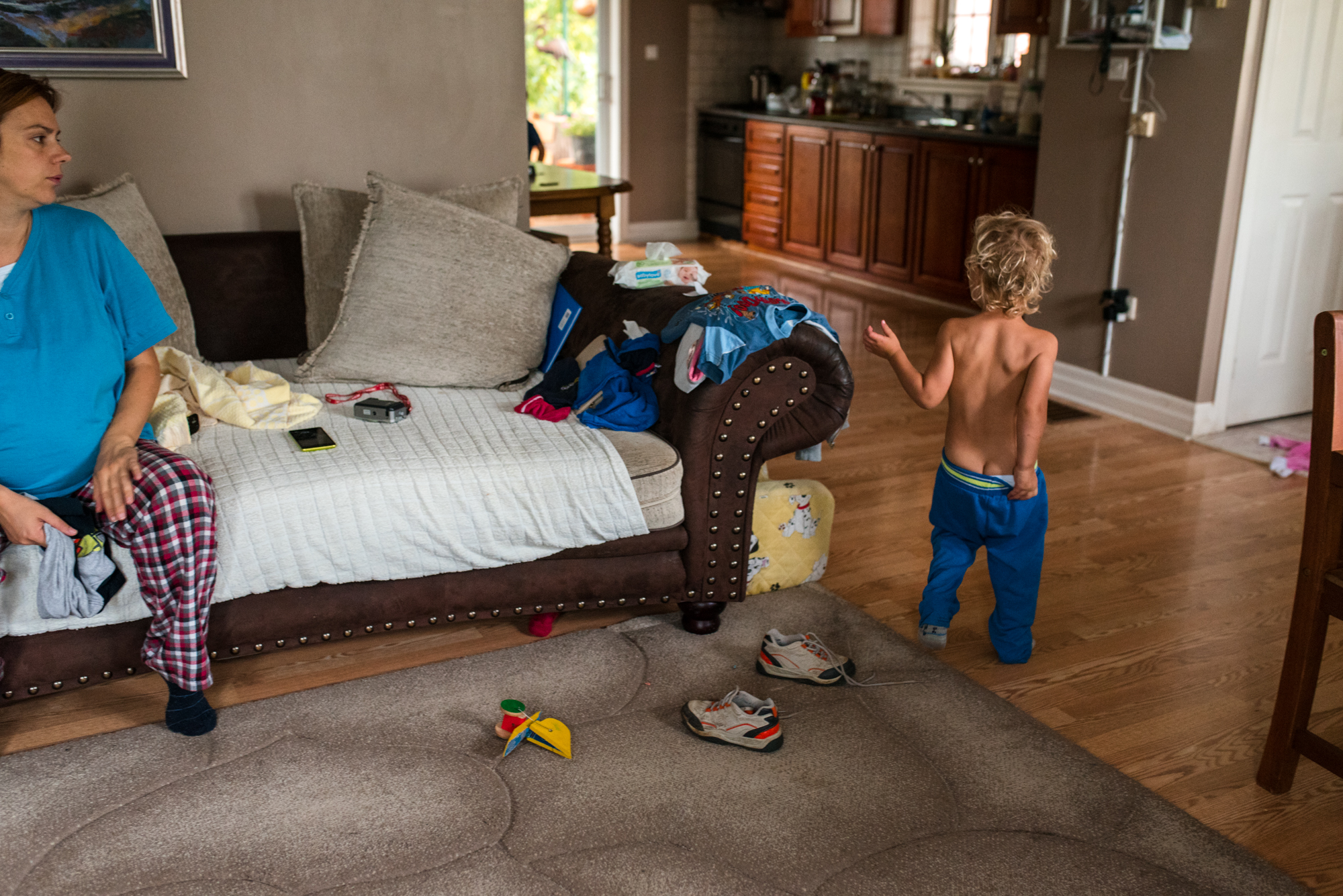 Obiteljska-dokufotografija-Zagreb-boy showing his ass