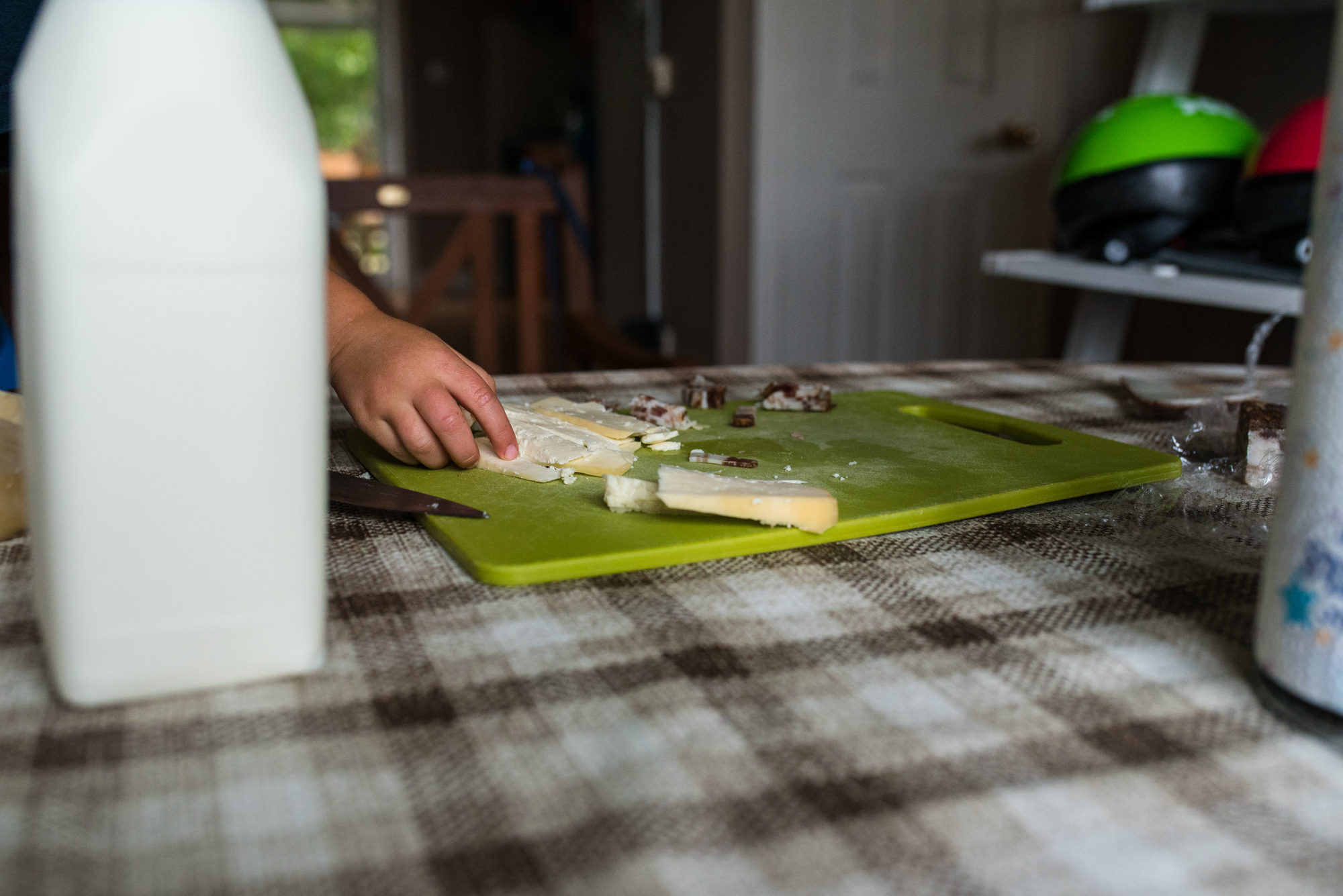 Obiteljska-dokufotografija-Zagreb-little hand taking chees breakfast