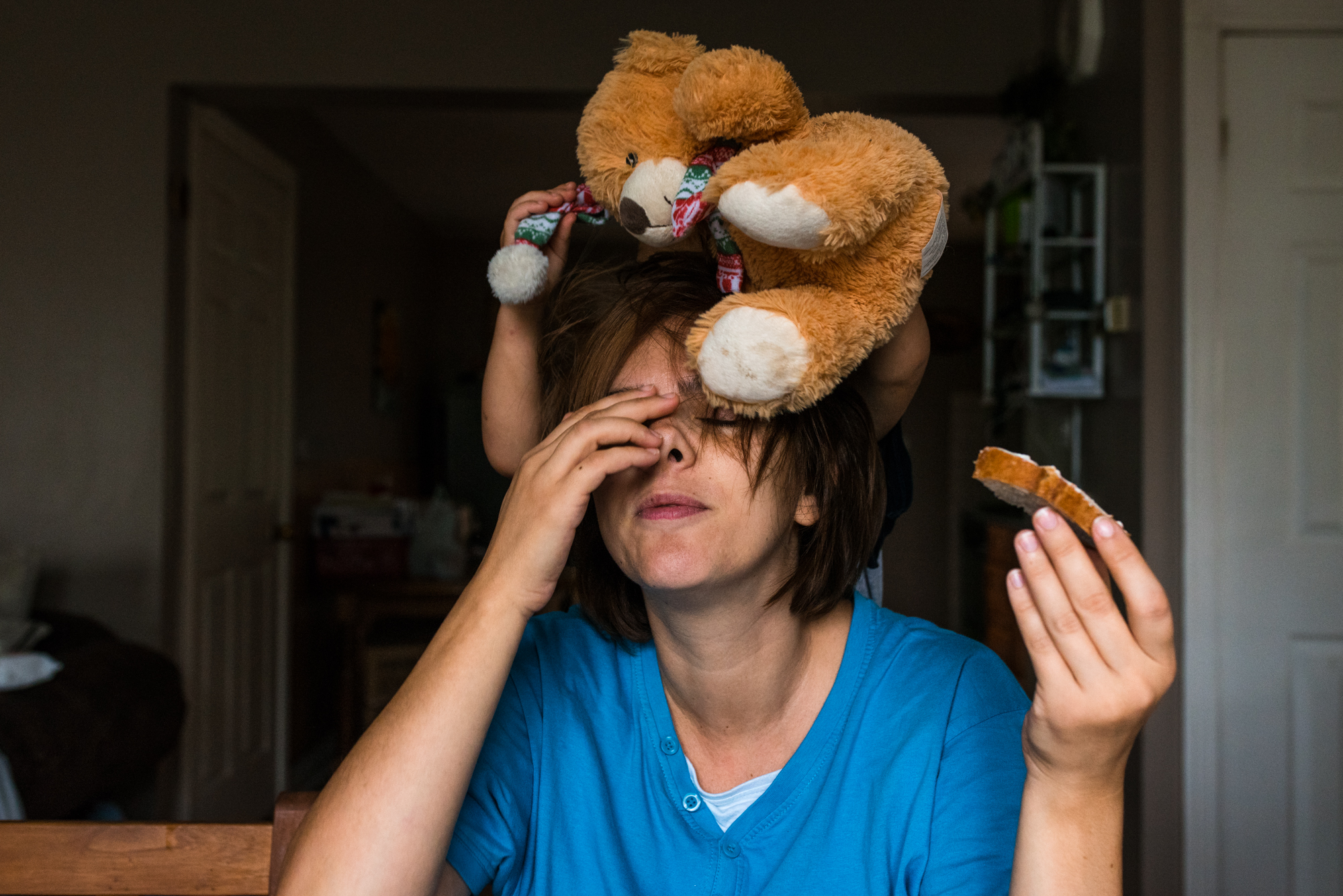 Obiteljska-dokufotografija-Zagreb-mom during breakfast
