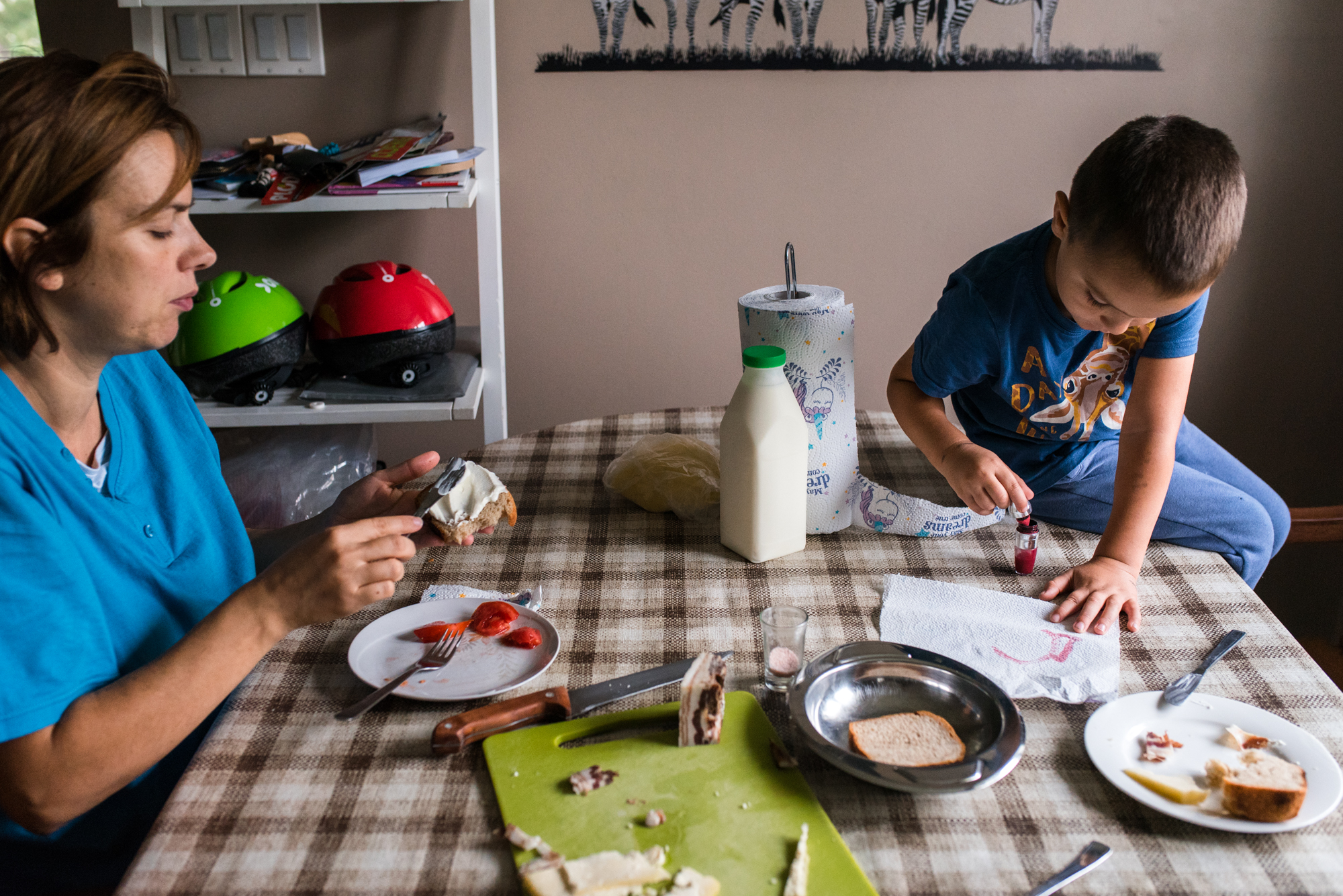 Obiteljska-dokufotografija-Zagreb-boy painting with mom's lipstick