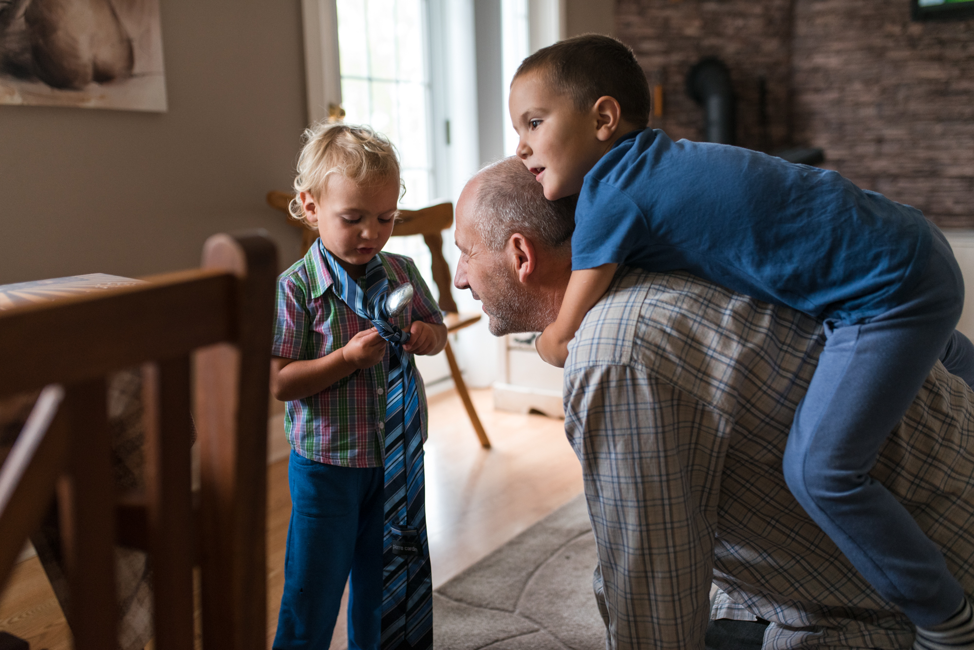 Obiteljska-dokufotografija-Zagreb-sons playing with dad