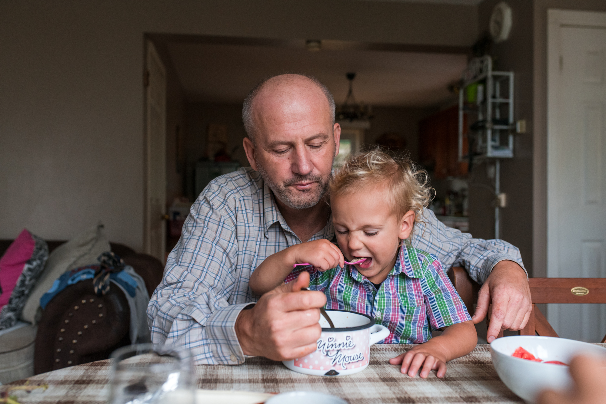 Obiteljska-dokufotografija-Zagreb-dad and son eating iceccream