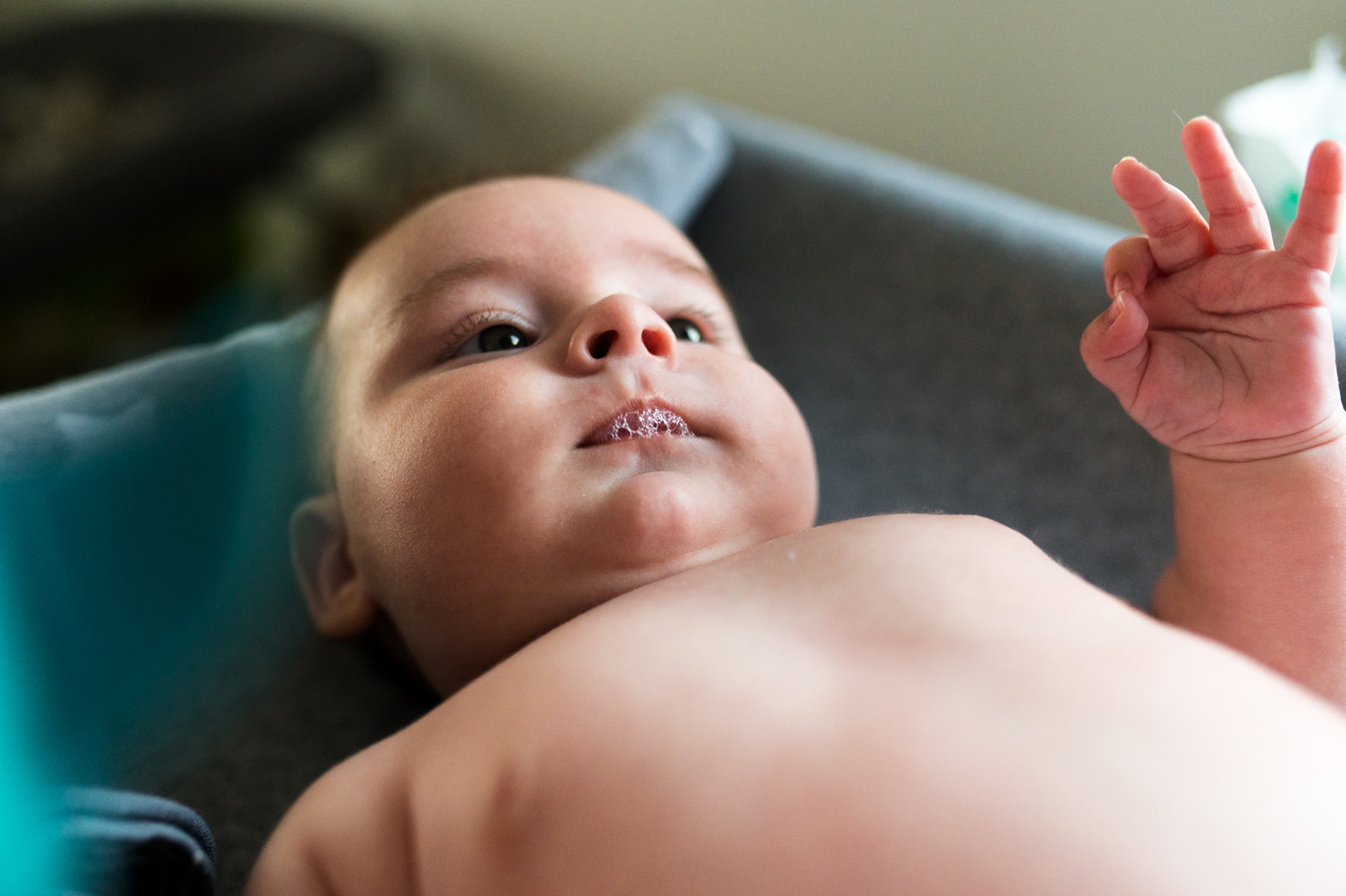 Fotografiranje krštenja ZagrebMaMagare Ivana Alerićobiteljska dokufotografijabeba radi mjehuriće od sline